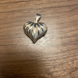 Twodays Jewelry - Heart locket, opens up to store 2 small photos
