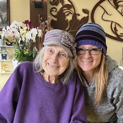Pretty Nails - This year : 11/2023 Betty is 98 years old with her granddaughter: Jenerfer