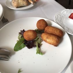 Restaurante la Marquesita Plaza Alcolea, 6 - We are some already here. Meat and fish croquettes €8.80