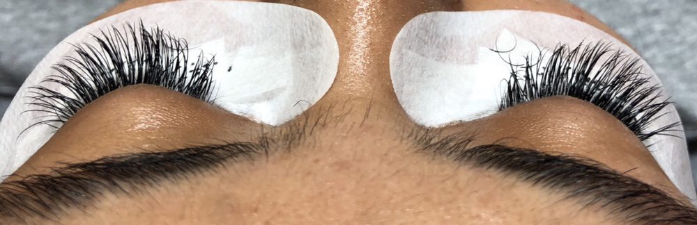 Roah Cosmetics & Lashes Logo