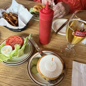 Meister Bar & Grill - Cheeseburger - American Near Me - Stillwater, Minnesota