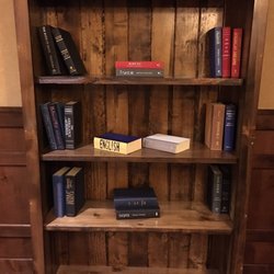 River Valley Lodge - Bookshelf