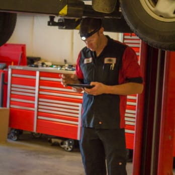 Advanced Automotive Performance - Luke Malo performing a digital Vehicle Health Check - Auto Repair Near Me - Uxbridge, Massachusetts