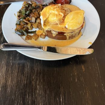 Bucket & Rope - Eggs bene thick slice of ham - Cocktail Bars Near Me - Dallas, Texas