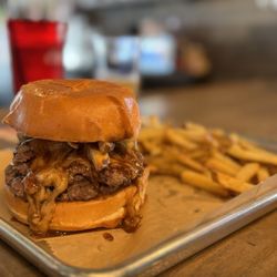 Fifteen32 Social - Cheese curd burger