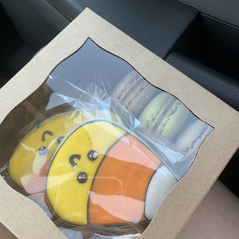 Short & Sweets Bakery - Iced sugar cookies, and espresso, pistachio and snickerdoodle macarons - Bakeries Near Me - Lubbock, Texas