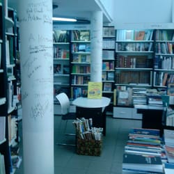 Wnętrze księgarni - podpisy sławnych gości na kolumnach