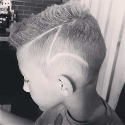 Red's Barber Lounge by null
