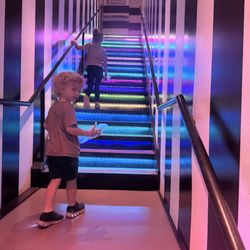 Hannah's Maze of Mirrors - Stars that sound like piano notes