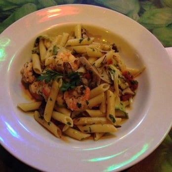 Piola - Penne com shitake, abobrinha e camarão - Italian Near Me - São Paulo, SP