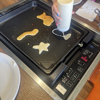 Slappy Cakes - Creating their own designs - Breakfast & Brunch Near Me - Lahaina, Hawaii Slappy Cakes - Creating their own designs - Breakfast & Brunch Near Me - Lahaina, Hawaii