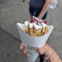 Central Park Crepes - Hazelnut strawberry crepe