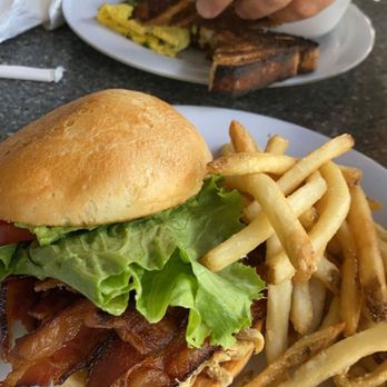 Daily Eats - Shredded chicken, BLT sandwich - New American Near Me - Tampa, Florida Daily Eats - Shredded chicken, BLT sandwich - New American Near Me - Tampa, Florida