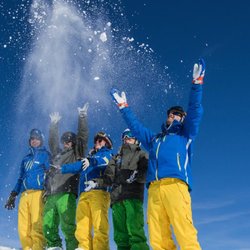 Schweizer Schneesportschule - #puretradition, seit 1932! Wir unterrichten Sie in Ski, Snowboard und Langlauf