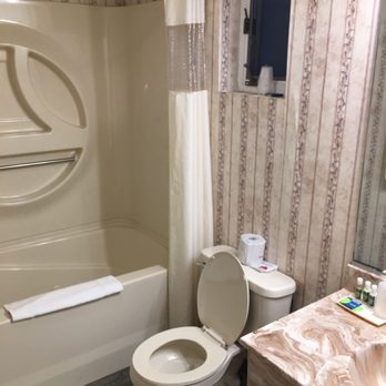 Georgian Lakeside Resort - The bathroom and all this throwback wallpaper. - Resorts Near Me - Lake George, New York