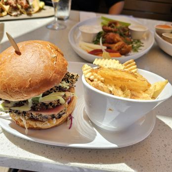 Malibu Brewing - Ahituna burger - Breweries Near Me - Malibu, California Malibu Brewing - Ahituna burger - Breweries Near Me - Malibu, California
