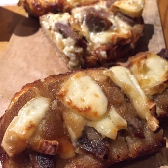 La Corona - Tosta de solomillo iberico con compote de manzana y queso de bruce sobre alioli. - Tapas Bars Near Me - Seville, SE La Corona - Tosta de solomillo iberico con compote de manzana y queso de bruce sobre alioli. - Tapas Bars Near Me - Seville, SE
