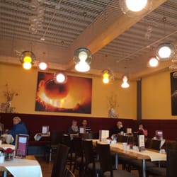 Café Restaurant Harzkristall - Blick in den Gastraum mit den Glaslampen