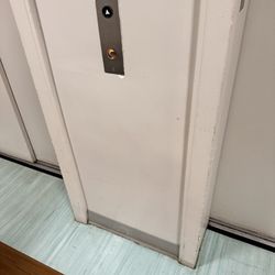 BridgePoint - Capitol Hill - Broken and old elevator