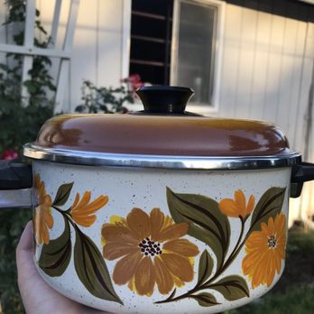 Retails Thrift Store - This is my favorite pot that I've ever found at Retails, it brings me so much joy when I cook with it! - Thrift Stores Near Me - Vancouver, Washington
