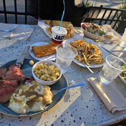 Tri tip with mashed, mac, and cozy bread Tri tip with mashed, mac, and cozy bread
