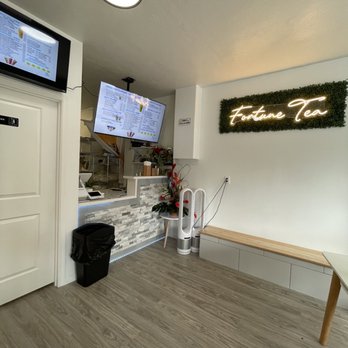 Fortune Tea - Cute and cozy inside - Juice Bars & Smoothies Near Me - Honolulu, Hawaii