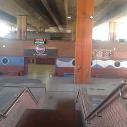 Estación Medalla Milagrosa Línea E - Entrada de la estación. Se ve algo del anfiteatro