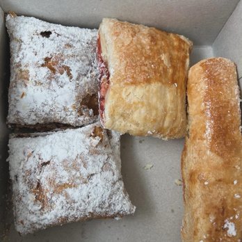 Panadería Monte Brisas - Pastry con guava - Bakeries Near Me - Fajardo, Puerto Rico