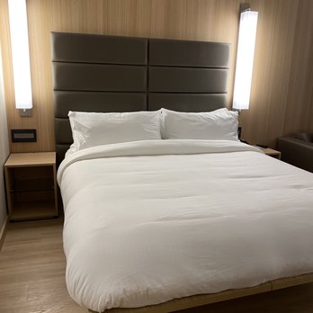 AC Hotel Phoenix Downtown - 3.8.21-3.9.21 ~ comfy beds, low to the ground - Hotels Near Me - Phoenix, Arizona