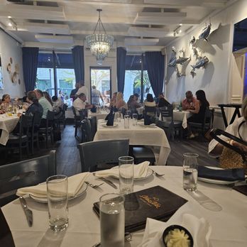 MesaMar Seafood Table - Restaurant interior - Seafood Near Me - Coral Gables, Florida