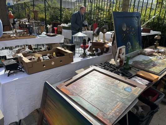 Marché aux puces de la Porte de Vanves by null