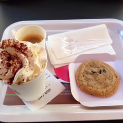 Arum Café - Café chantilly, café and chocolate chip cookie