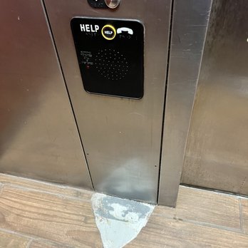 Country Inn & Suites - Elevator, clearly need repairs - Hotels Near Me - Sumter, South Carolina