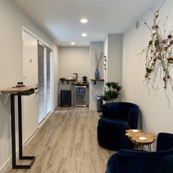 Osra Medical - Waiting room with coffee, tea, water and cute little chairs/floral art pieces
