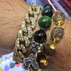 One of my  Favorite Jewelry   this guy's make my Diamonds bracelets. Perfect. Is not the price but the good quality.