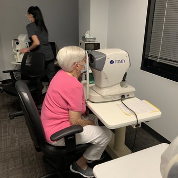 Barnet Dulaney Perkins Eye Center - Example of the staff not wearing gloves - Ophthalmologists Near Me - Surprise, Arizona Barnet Dulaney Perkins Eye Center - Example of the staff not wearing gloves - Ophthalmologists Near Me - Surprise, Arizona