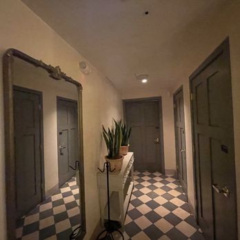 The Hideaway - Bathroom - Steakhouses Near Me - Beverly Hills, California The Hideaway - Bathroom - Steakhouses Near Me - Beverly Hills, California