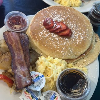 District 7 Grill - Short Stack of Pancakes - Breakfast & Brunch Near Me - Houston, Texas District 7 Grill - Short Stack of Pancakes - Breakfast & Brunch Near Me - Houston, Texas