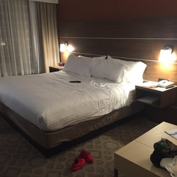 Holiday Inn Express Poughkeepsie - Very clean sheets and awesome size California king bed - Hotels Near Me - Poughkeepsie, New York