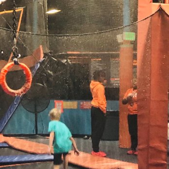Sky Zone Trampoline Park - Staff ignoring kids - Trampoline Parks Near Me - Gardena, California