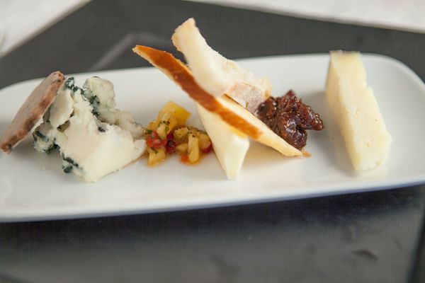 Entertaining Company by null