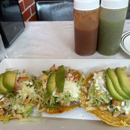 Tostadas con pollo. Tostadas con pollo.
