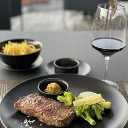 L'Entrecôte Bienne - 200 g Angus Beef with French fries and glass of red wine