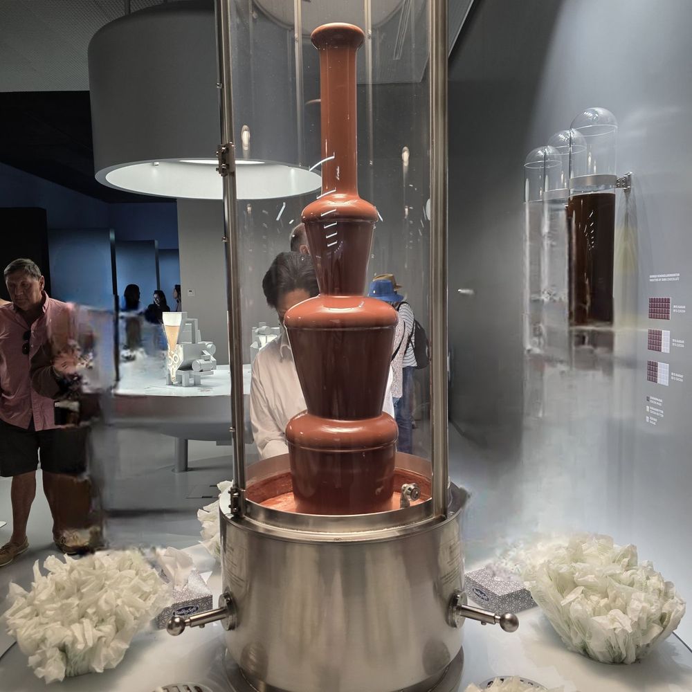 Lindt Factory Outlet - Dark Chocolate Fountain - Chocolatiers & Shops Near Me - Kilchberg, ZH