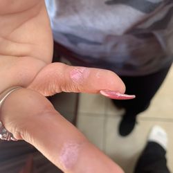 Bond Beauty - Mail polish on my fingers