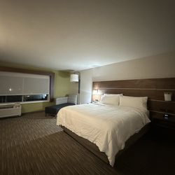 Holiday Inn Express & Suites Warsaw - King room