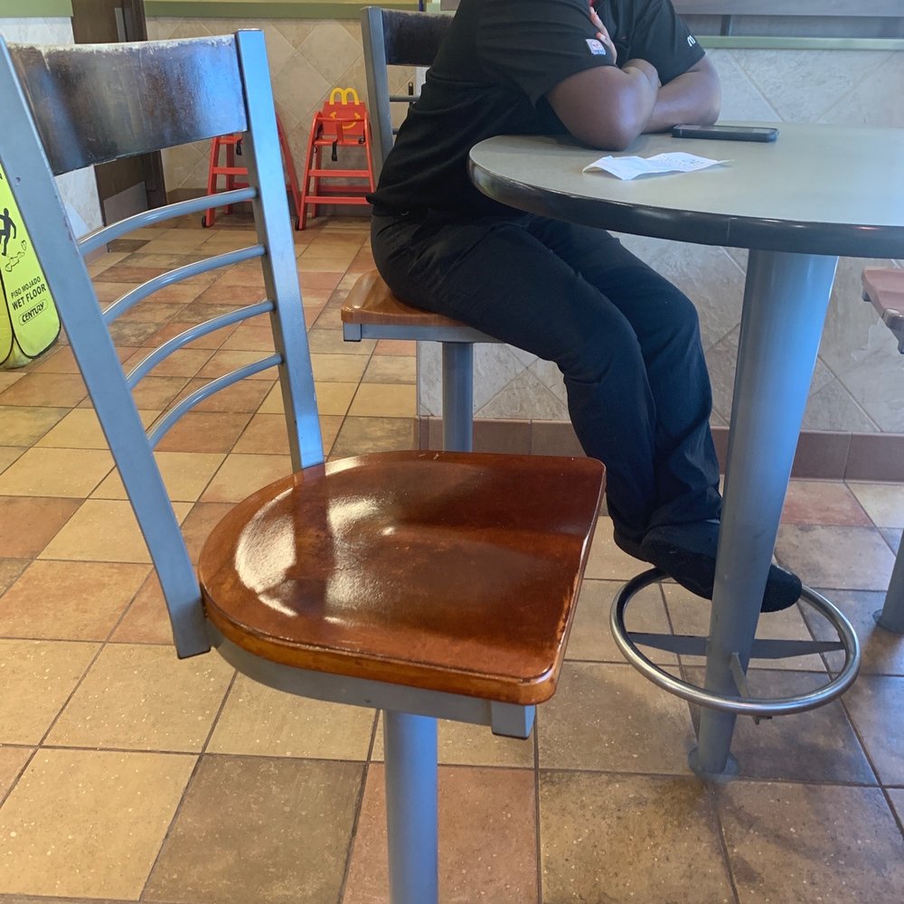 McDonald's - Manager sitting at the table while there is a line of cars and customers - having no regard - Fast Food Near Me - East Point, Georgia