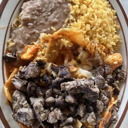 Chilaquiles con carne asada Chilaquiles con carne asada