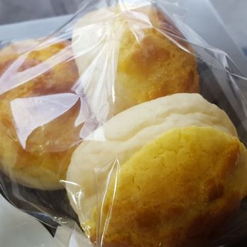 Lucky 11 Bakery - Pineapple bun - Bakeries Near Me - Brooklyn, New York