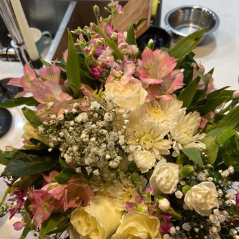 Samantha Rose Designs - Flowers jammed in horrible arrangement - Florists Near Me - Atlanta, Georgia Samantha Rose Designs - Flowers jammed in horrible arrangement - Florists Near Me - Atlanta, Georgia